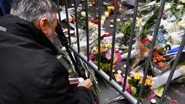 Paris'te 13 Kasım'daki terör saldırısının kurbanları anıldı