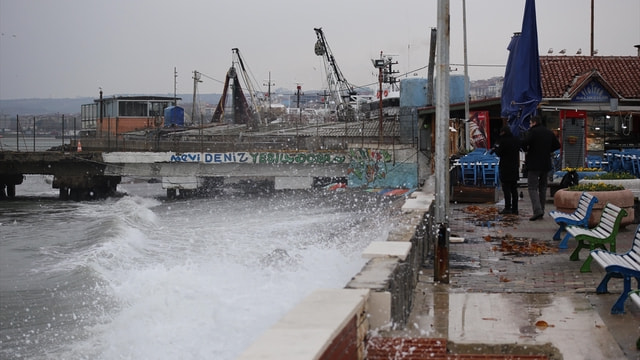 Poyraz, Marmara Denizi'ndeki etkisini sürdürüyor