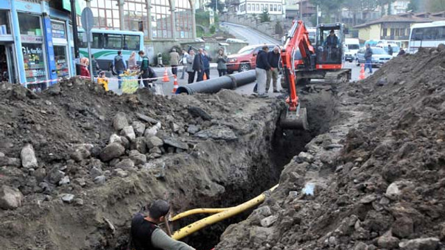 Rizede belediye kazısında 300 yıllık mezar taşları çıktı