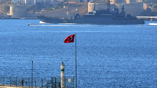 Rus savaş gemisi Çanakkale Boğazı'ndan geçti