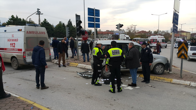 Sakarya'da ambulans ile ticari araç çarpıştı: 5 yaralı