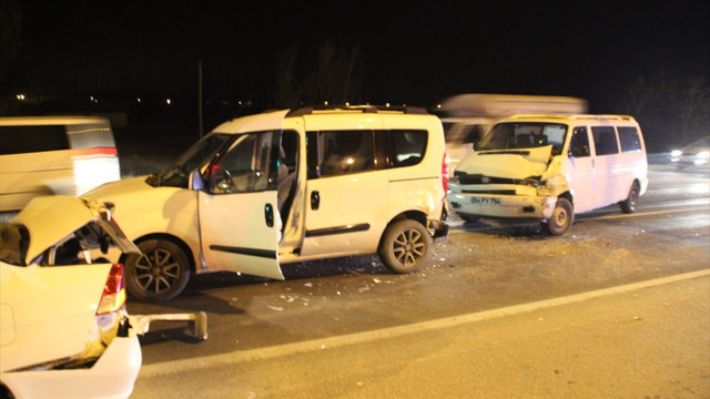 Sakarya'da zincirleme trafik kazası: 3 yaralı