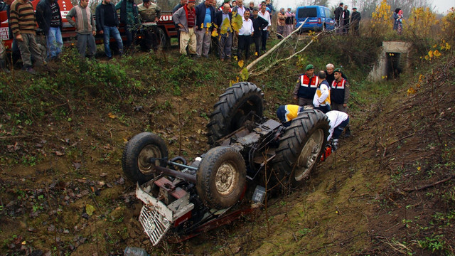Samsun'da traktör devrildi: 1 ölü