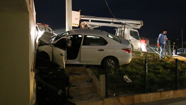 Şanlıurfa'da otomobil cami duvarına çarptı: 5 yaralı