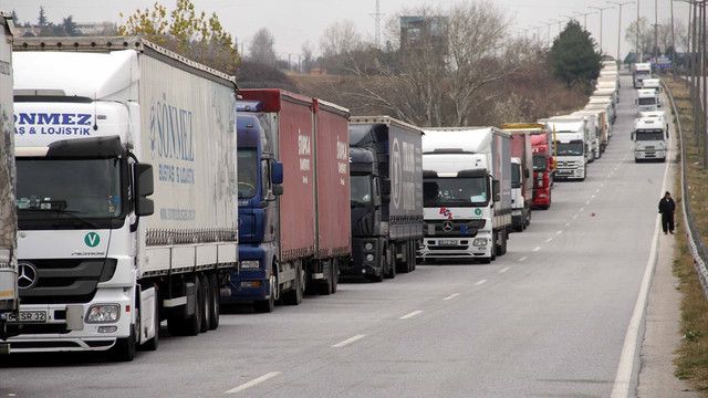 Sınır kapısındaki tır kuyrukları