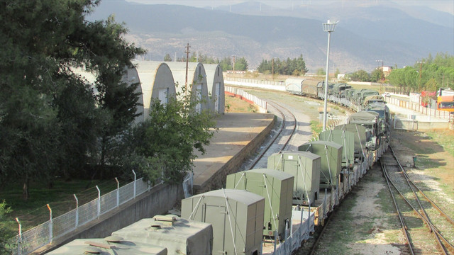 Sınıra askeri araç ve personel sevkiyatı