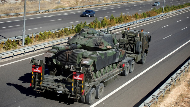 Sınıra tank ve zırhlı araç sevkiyatı sürüyor