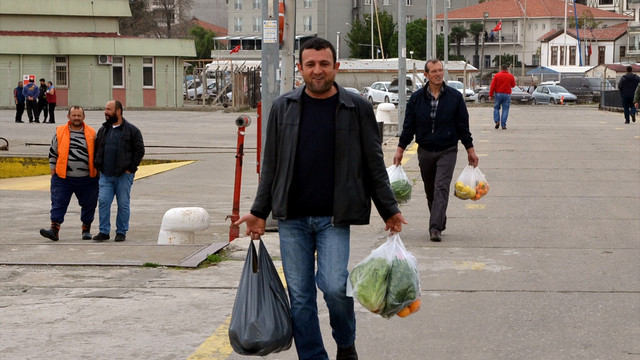 Sinop'ta hava muhalefeti balıkçıyı üzdü, esnafı sevindirdi
