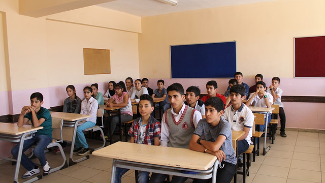 Şırnak'ta terör mağduru öğrenciler TEOG sınavına girdi