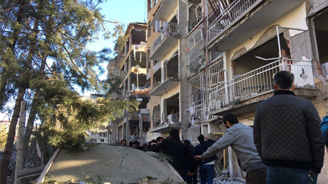 Diyarbakırda patlama! Adalet Bakanı Bozdağ; polis ve sivil şehitler var