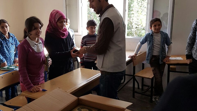 Suriyeli öğrencilere Kur'an-ı Kerim hediye edildi