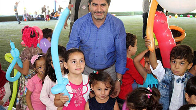 Suriyeli sığınmacı çocukların yüzünü güldürdüler