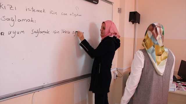Suriyeli sığınmacılara Türkçe eğitimi