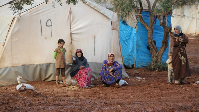 Suriye'nin kuzeyindeki çadır kentleri su bastı