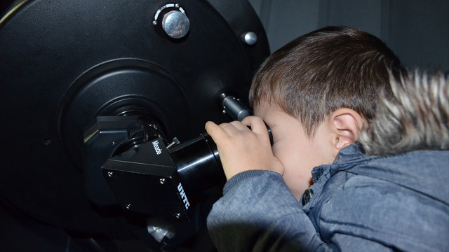 Teleskopla süper aya bakmak için sıraya girdiler