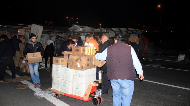 GÜNCELLEME - TEM Otoyolu'nda tır devrildi: 5 yaralı