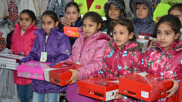 Terör mağduru öğrencilere giyim yardımı