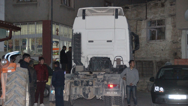 Tırdan ayrılan dorsenin altında kalan kişi öldü