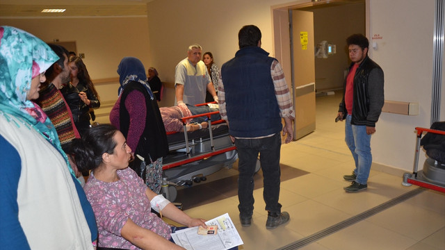 Traktör römorku devrildi: 14 yaralı