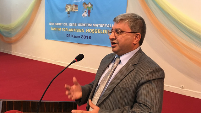 Türk İşaret Dili Öğretim Materyali kitabı tanıtıldı