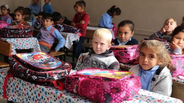 Türk Kızılayından Siirtli öğrencilere kırtasiye yardımı