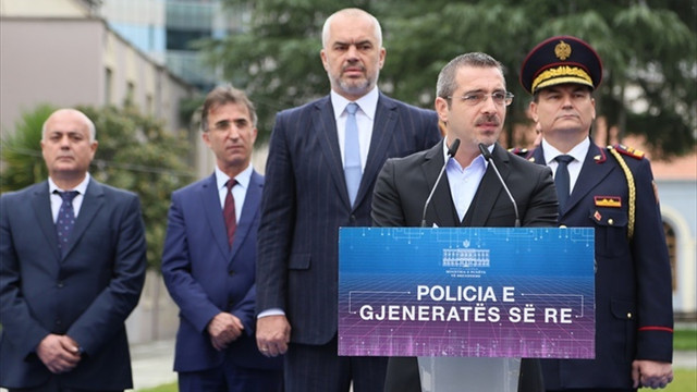 Türkiye'den Arnavutluk polisine üniforma desteği