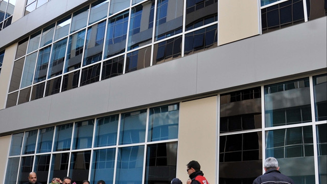 Tutuklanan zanlı adliye penceresinden atladı