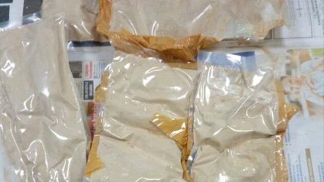 Uçağa uyuşturucuyla binmek isterken yakalandı