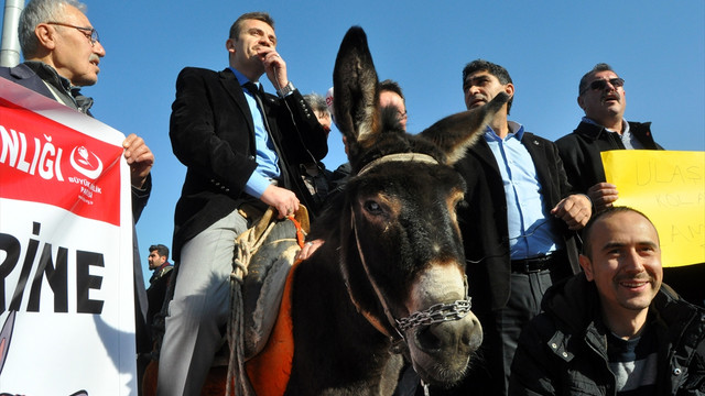 Bursada ulaşım zammına eşekli protesto