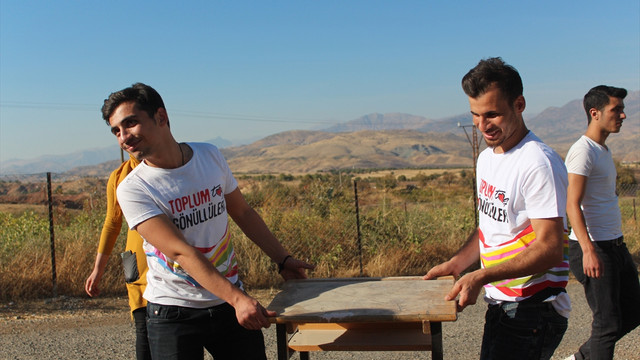 Siirtte üniversite öğrencileri köy okulunu güzelleştirdi