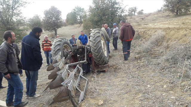 Uşak'ta traktör devrildi : 1 ölü