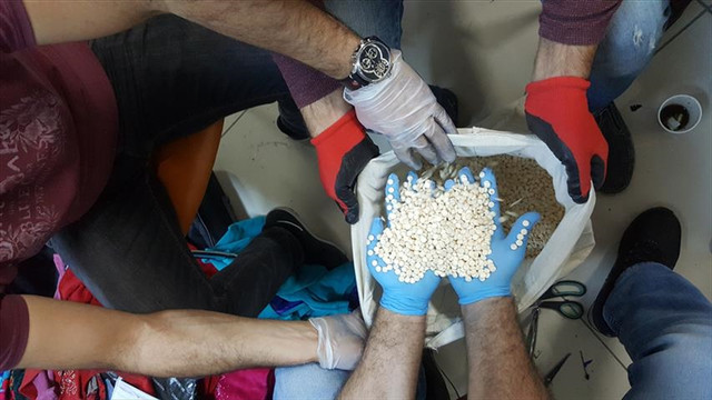 Uyuşturucu hapları kıyafetlere gizlemişler