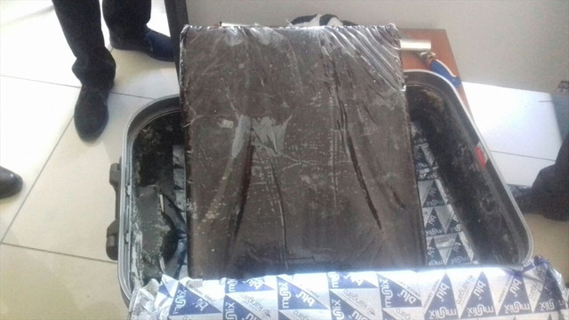 Uyuşturucuyla uçağa binerken yakalandı