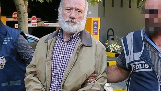 FETÖcü  Tuğamiral İrfan Arabacı tanınmamak için peruk taktı ama yakalandı!