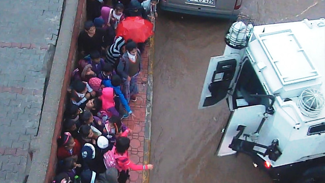 Yağmura yakalanan öğrencilere zırhlı taşıma