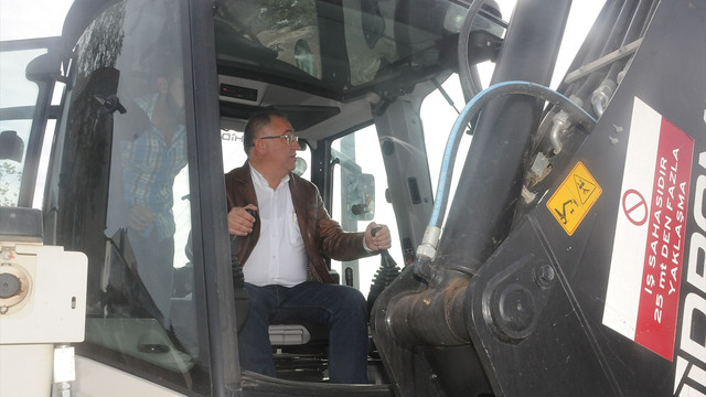 Yalova Belediye Başkanı Salman babasına ait ahırı yıktı