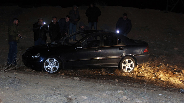 Yanan otomobilde erkek cesedi bulundu