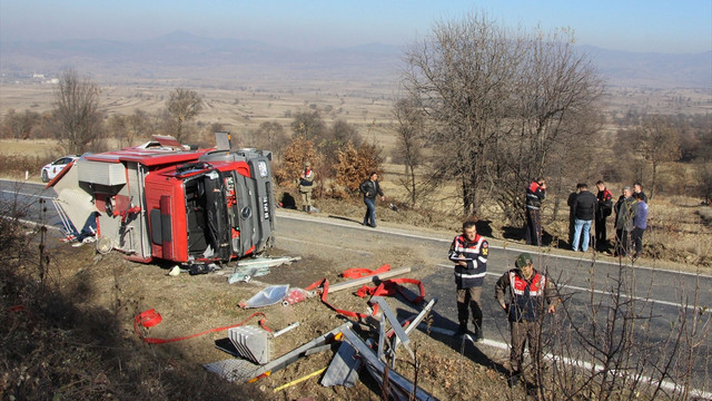 Yangına giden itfaiye aracı devrildi: 3 yaralı