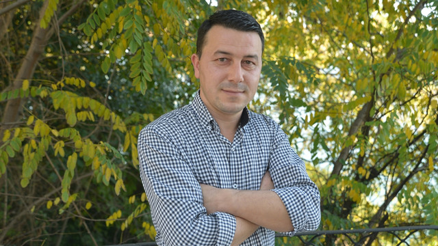 Yaralı karacayı omzunda taşıdı