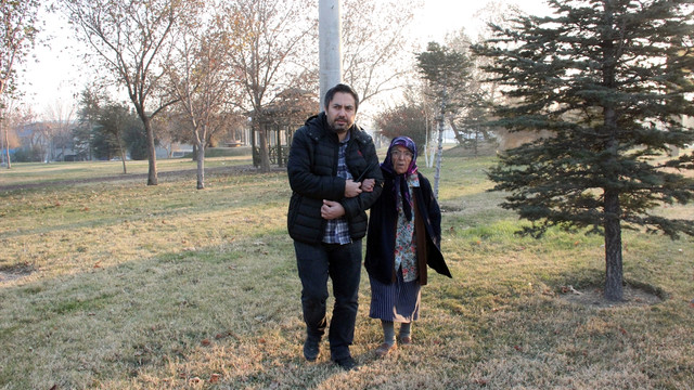 Yaşlı kadını telefonla dolandırdılar