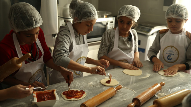 Yetim çocuklar pizza yaptı