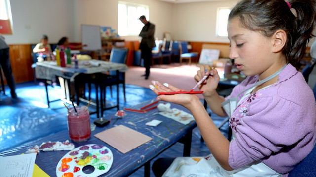 Yetiştiği köyünde çocukları sanatla buluşturuyor