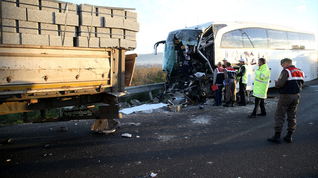 Yolcu otobüsü tıra çarptı: 1 ölü, 10 yaralı