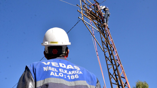 Yüksekova'da elektrik şebekeleri yenileniyor