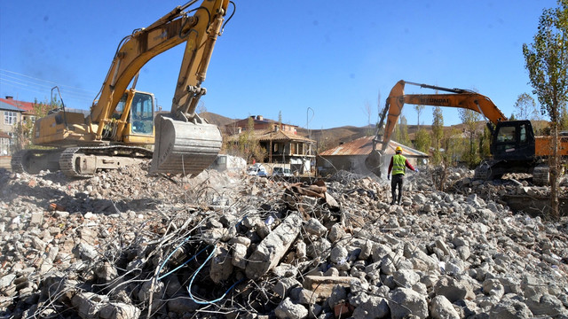 Yüksekova'da yıkım çalışmaları sürdürülüyor