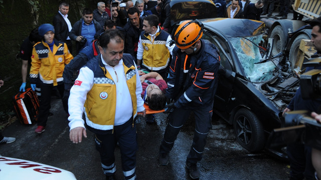 Zonguldak'ta otomobilde sıkışan sürücü güçlükle kurtarıldı