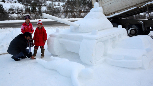 15 Temmuz'u, kardan hazırladığı figürlerle anlatıyor