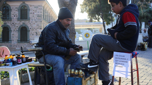 200 dolar bozdurana 2 çift ayakkabıyı bedavaya boyuyor