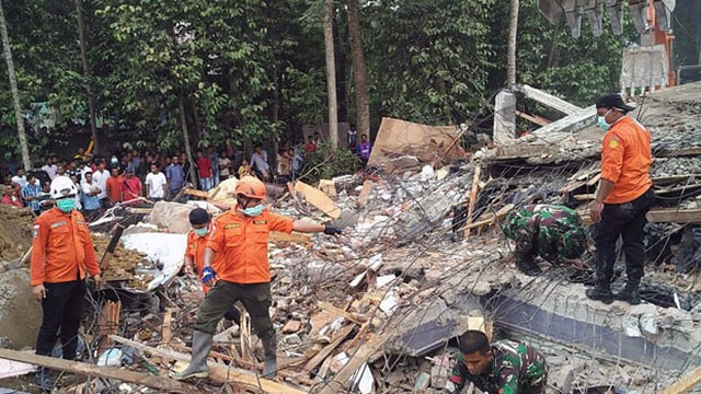 Endonezyada 6.5 büyüklüğünde deprem