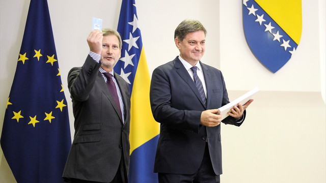 AB Komisyonu Üyesi Hahn Bosna Hersek'te